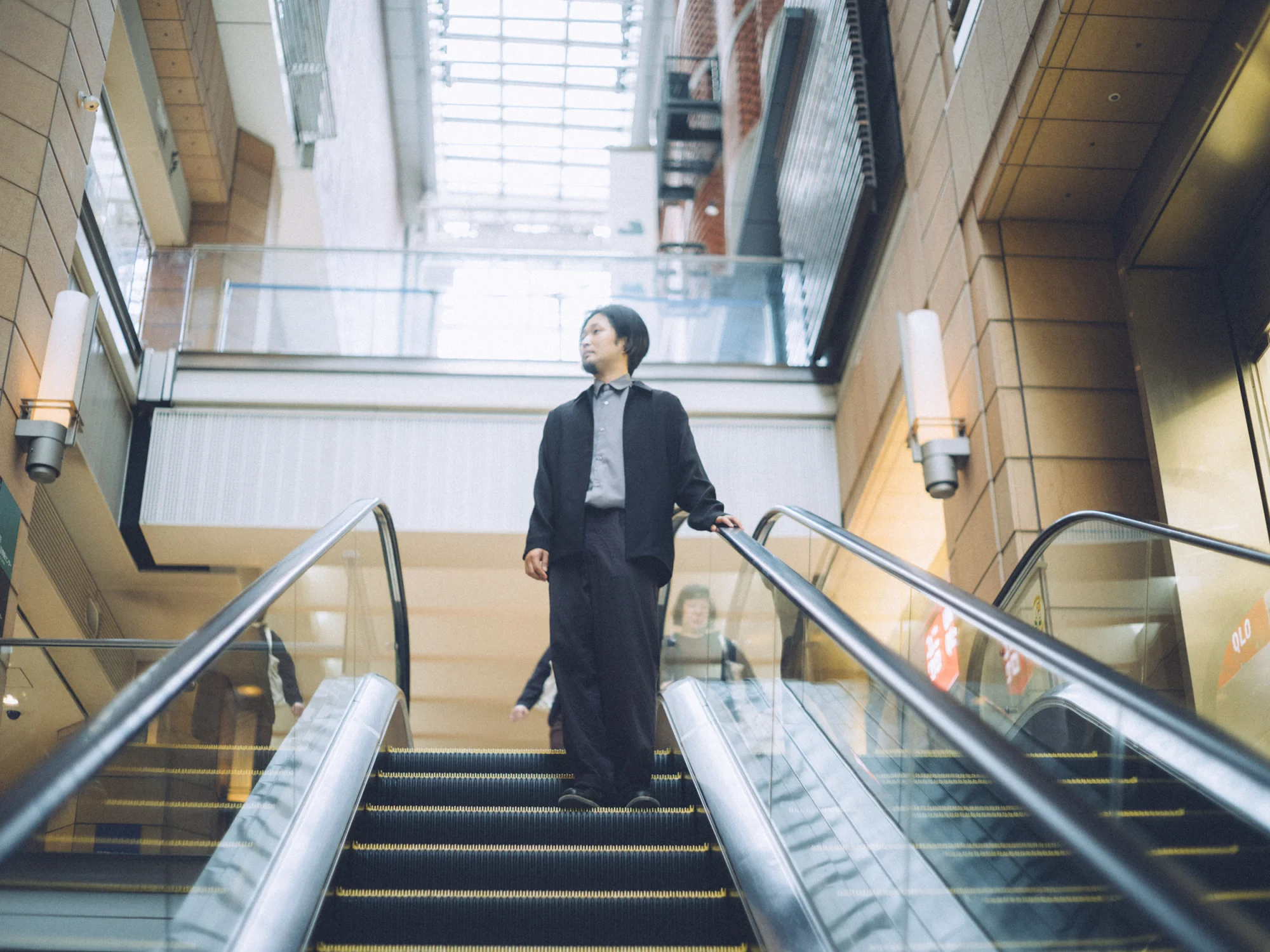 撮影について話す株式会社RAHU代表取締役・天田陸人さん