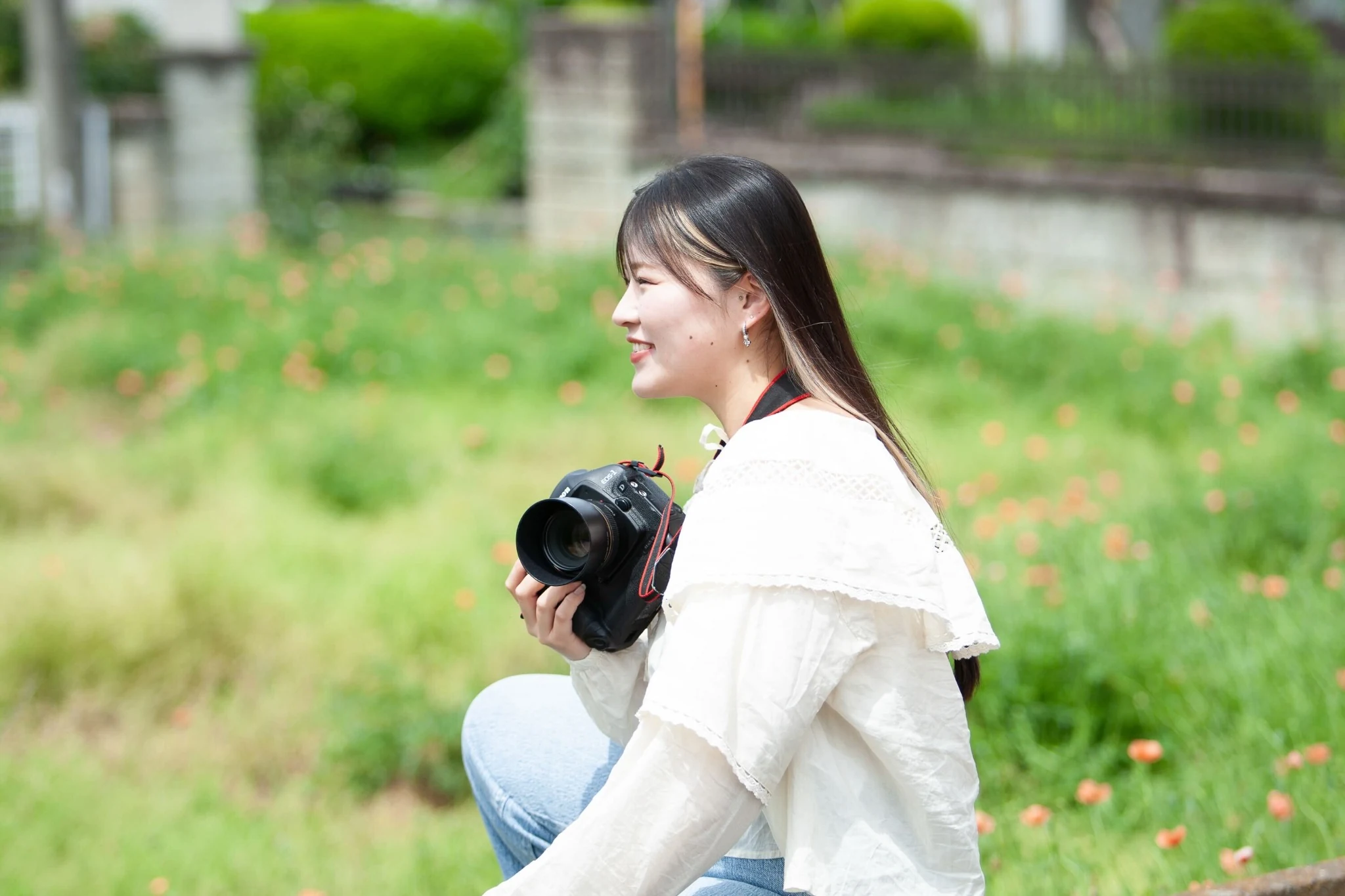 小林 伽奈さんが屋外ロケーションでカメラを構えている様子