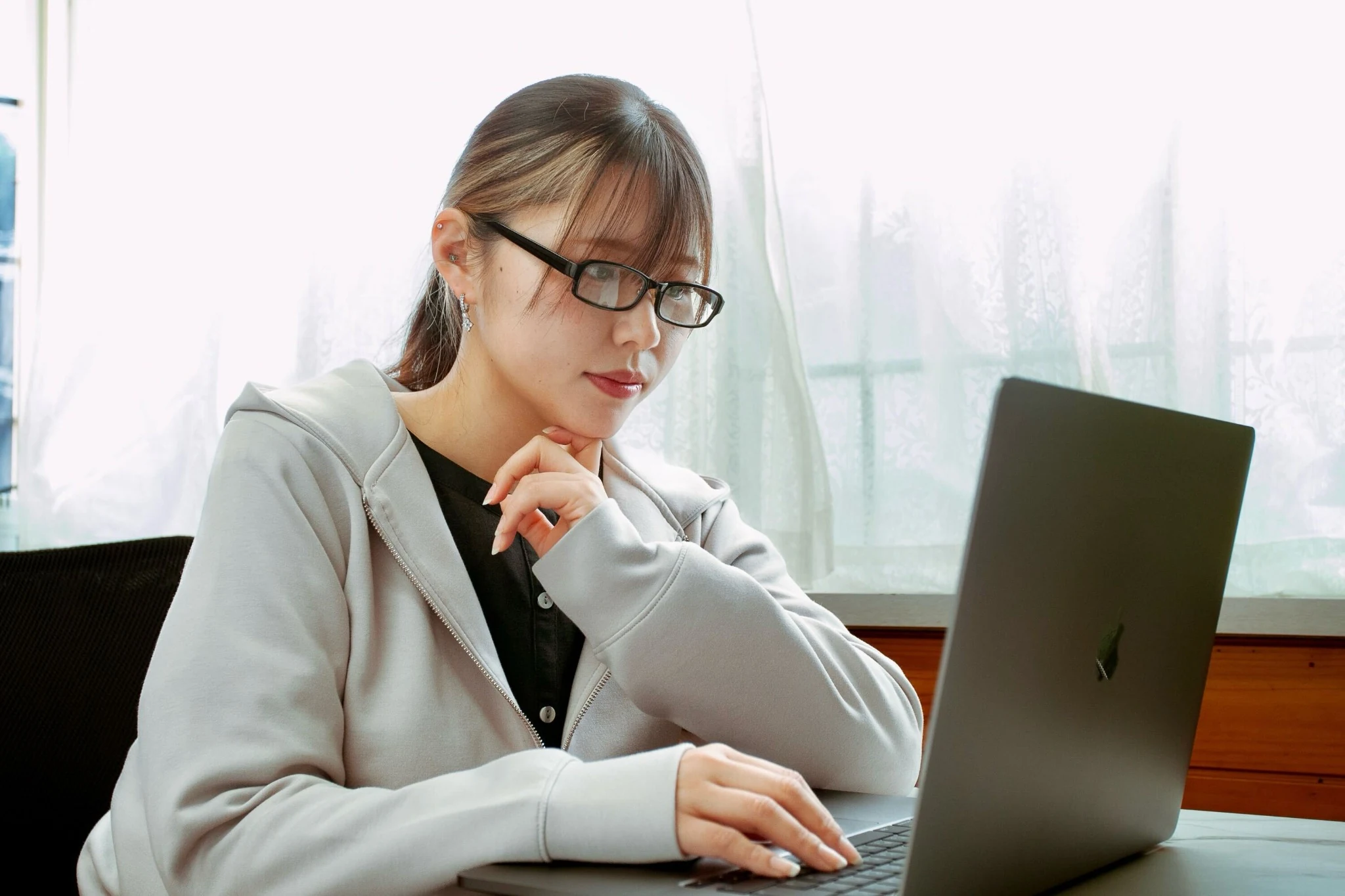 小林 伽奈さんがPCで撮影データを確認している様子