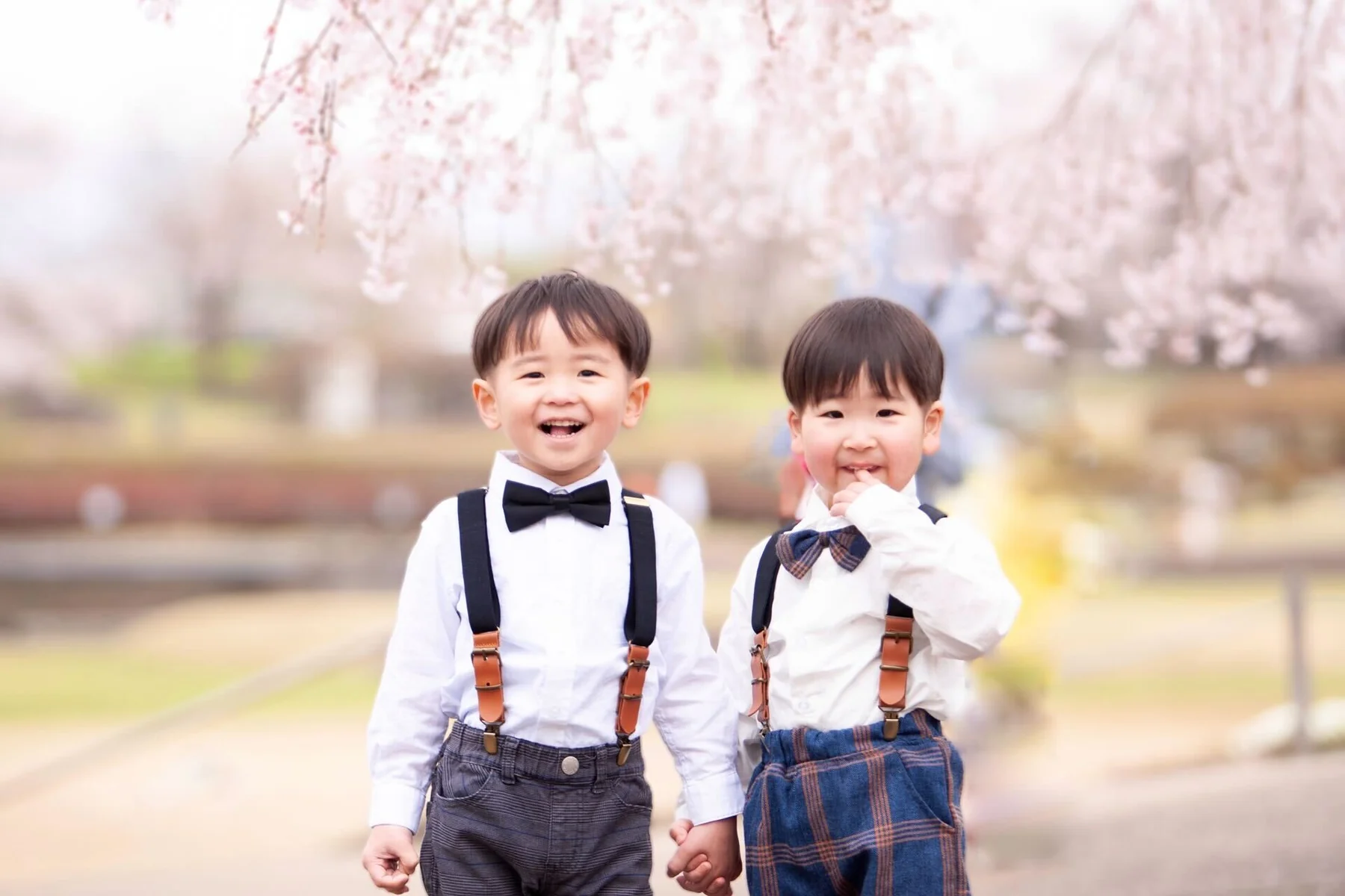 小林伽奈さん撮影作品。桜の下で子どもたちが自然に笑っているロケーション写真