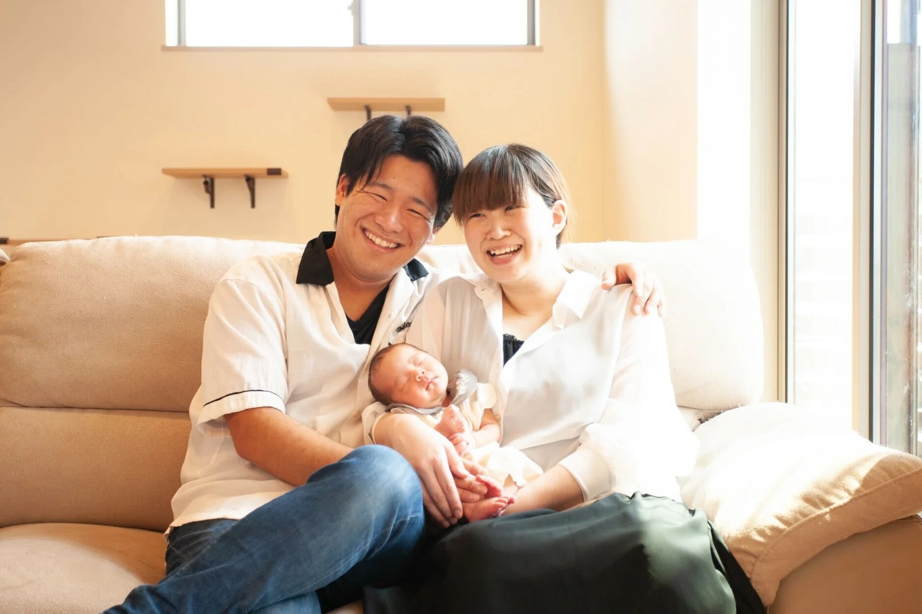 小林伽奈さん撮影作品。家族が室内で新生児を囲んで笑っている写真