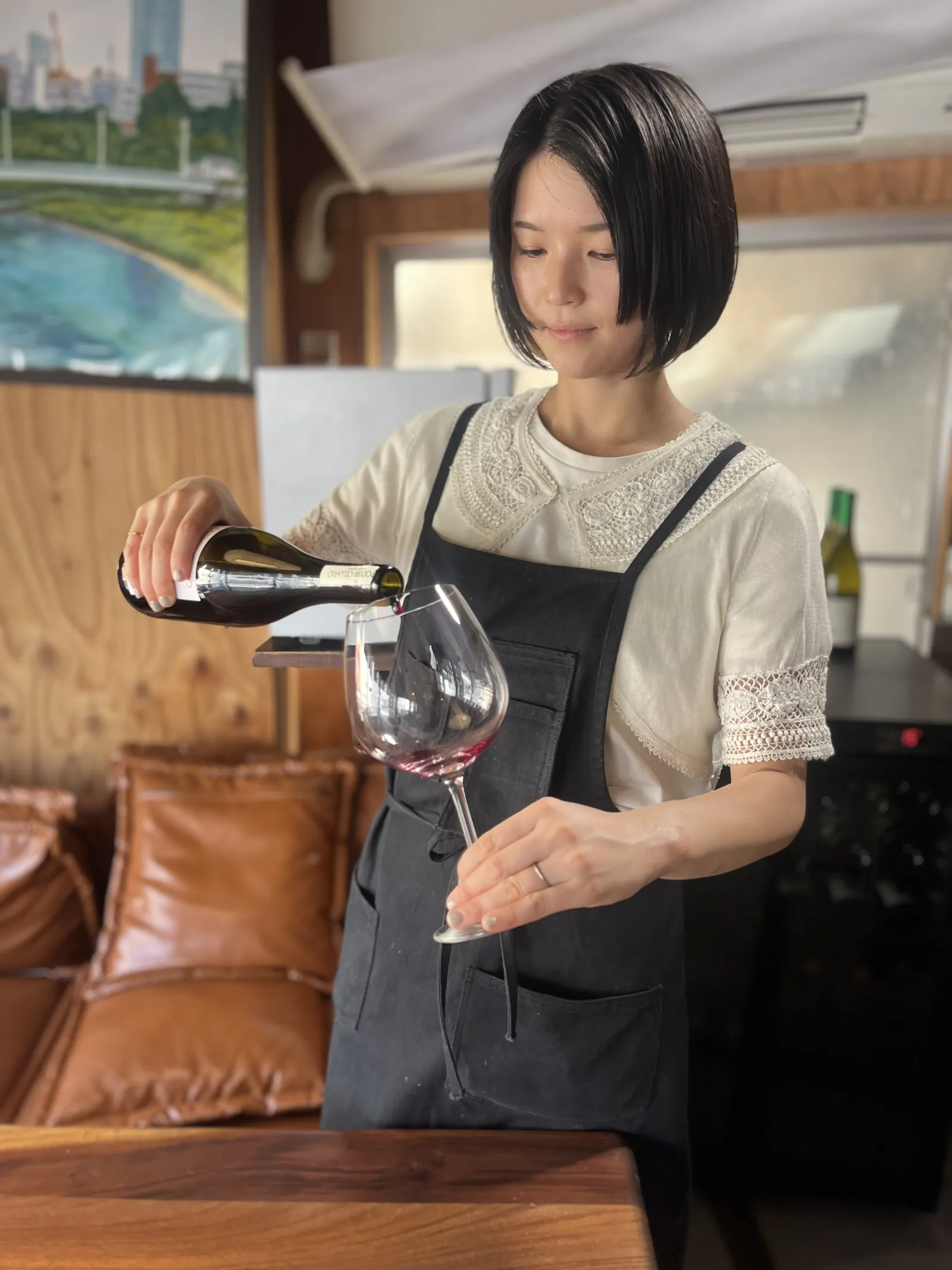 ワインソムリエとして励む写真
